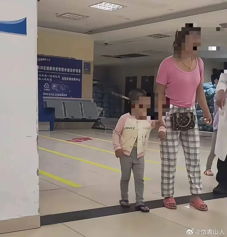 女童還能自行走路。翻攝自微博