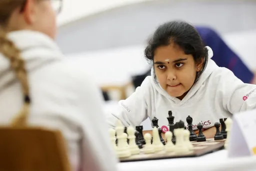 西洋棋史上最年輕!10歲女童是棋神 特級大師也她手下敗將