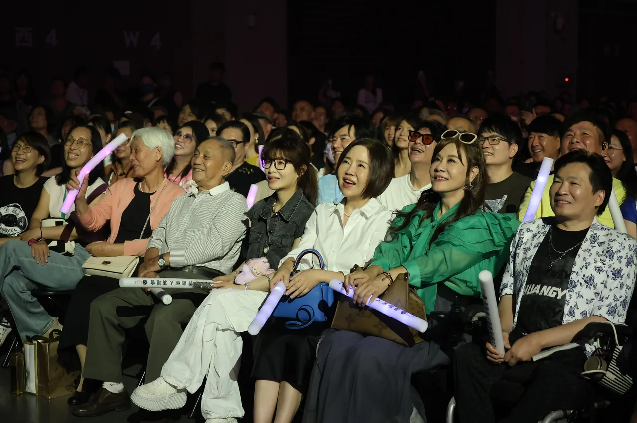 群星到場搶聽。名人演藝事業提供