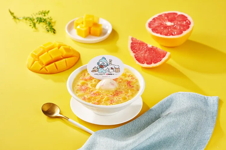 「大耳狗楊枝甘露燉奶 」168元  (內用限定)  ，吃得到大耳狗喜拿造型奶皇湯圓。點點心提供