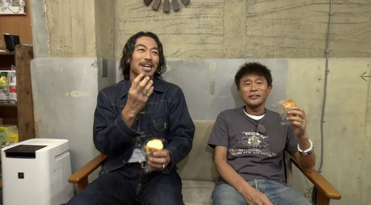 AKIRA（左）現身濱田雅功的節目，在大阪出外景找尋好吃的麵包。翻攝AKIRA X