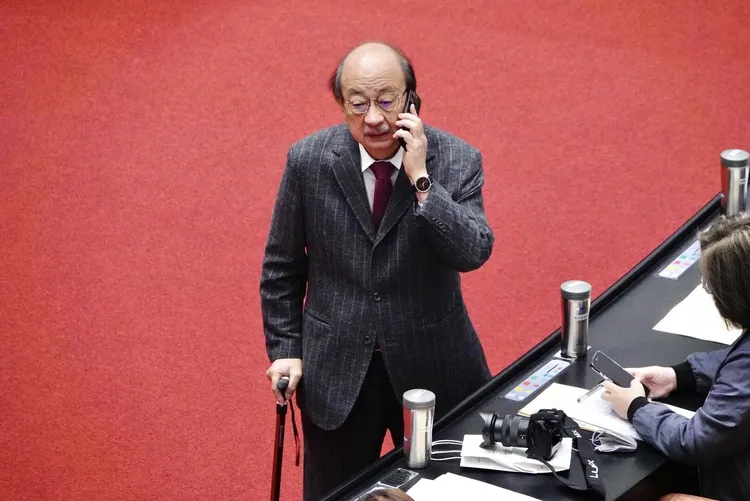 吳思瑤甚至直言，柯建銘多次打電話慰留，但她「都不敢接」。資料照