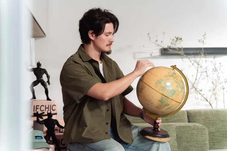 周華健送地球儀，希望周厚安面對事物先了解再提問。IFCHIC提供