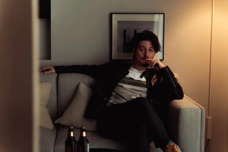 黑色皮衣是爸爸周華健送的18歲生日禮。IFCHIC
提供