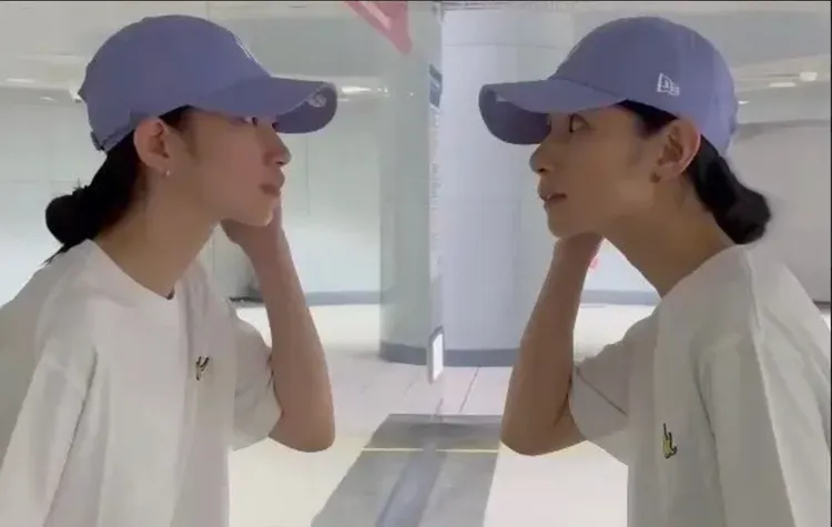 李千娜（右）與女兒顧穎長超像。翻攝李千娜IG