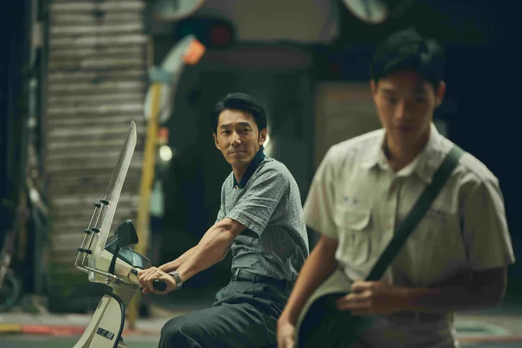 李李仁（左）飾演望子成龍的父親，一心期盼兒子牧森（右）可以考上台大醫科。 未來進行曲提供