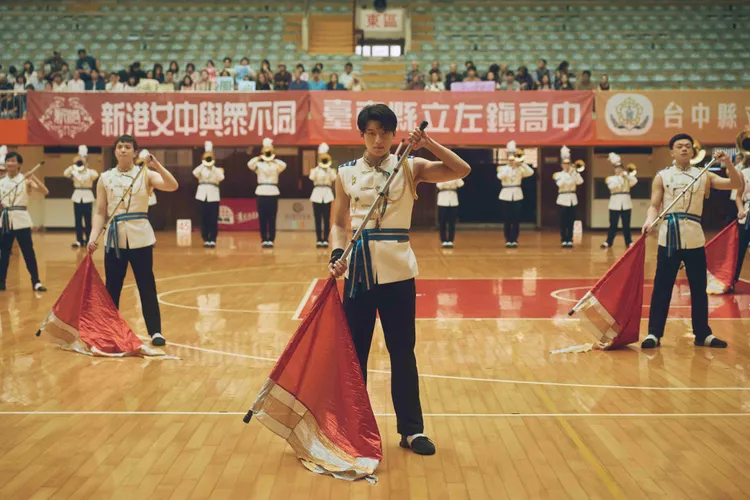 劉育仁在《進行曲》裡大秀苦練多時的好身材。未來進行曲提供