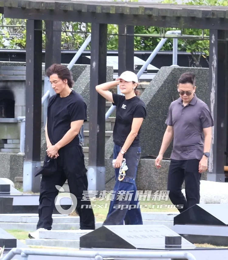 言承旭（左起）和大S說完話，低著頭若有所思，賈永婕壓著帽子怕被風吹走。特勤中心攝