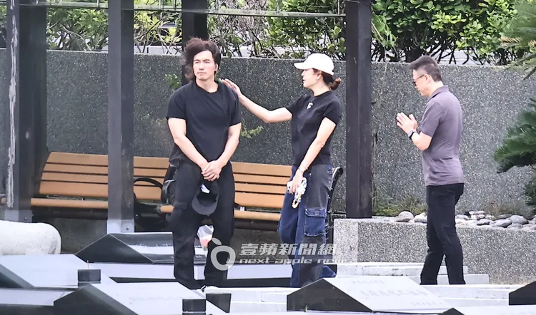 大S好友、台北101董座賈永婕輕拍言承旭肩安慰，墓前對她說「杉菜，道明寺來看妳了」。特勤中心攝