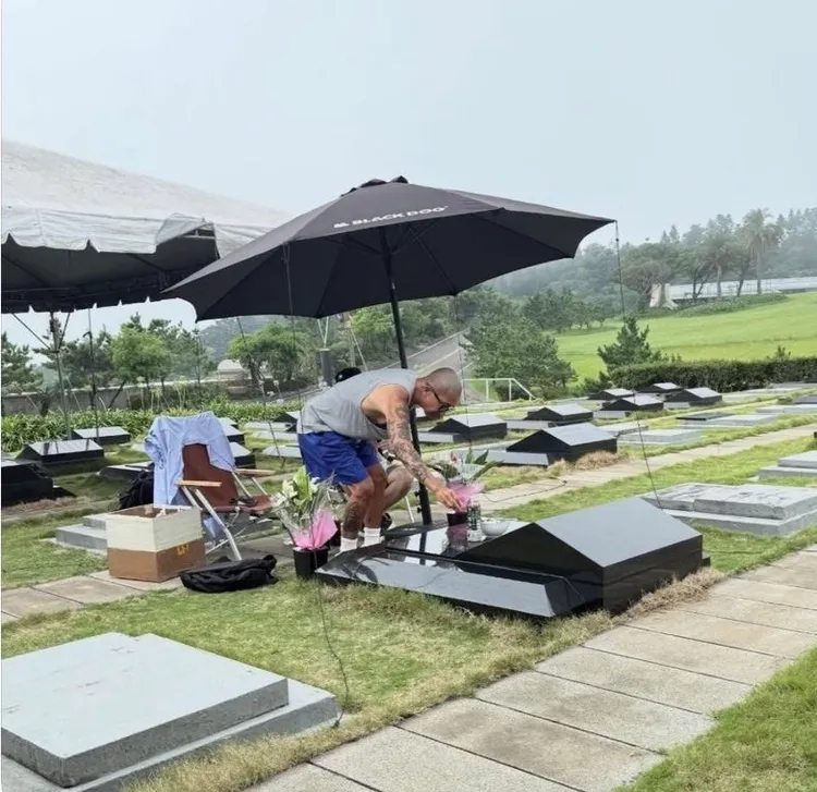 日前有民眾目擊具俊曄在大S墓園搭起遮陽傘陪伴。翻攝peichiu65 Threads