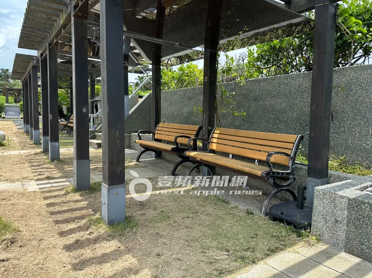 大S墓園旁涼亭，擺放著老公具俊曄準備的遮陽傘方形傘座。特勤中心攝