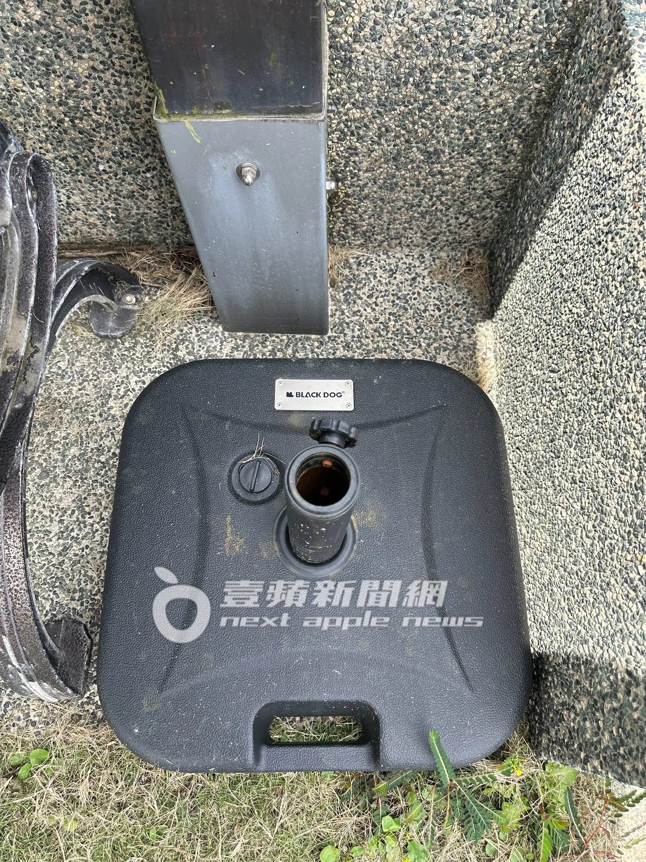 大S老公具俊晔在她墓园旁摆的遮阳伞底座,装满水以防被吹走。特勤中心摄