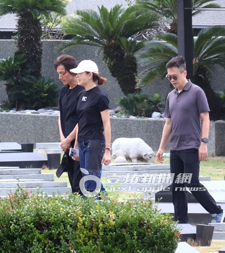 言承旭（左起）淚崩後，賈永婕並肩安慰，和老公王兆杰準備離開大S墓園。特勤中心攝