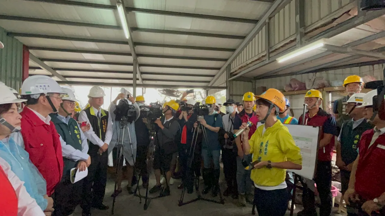 行政院長卓榮泰今(4)日前往台南視察水災災情,民進黨立委陳亭妃在現場建言,目前行政院正在研擬的《災後復原特別條例》,應正視災民實際重建需求,調整相關補助金額。陳亭妃國會辦公室提供