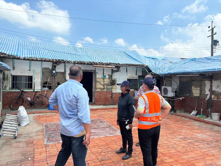 公路局、鐵道局、高速公路局等進駐台南災區協助居民修復受損房屋。交通部提供