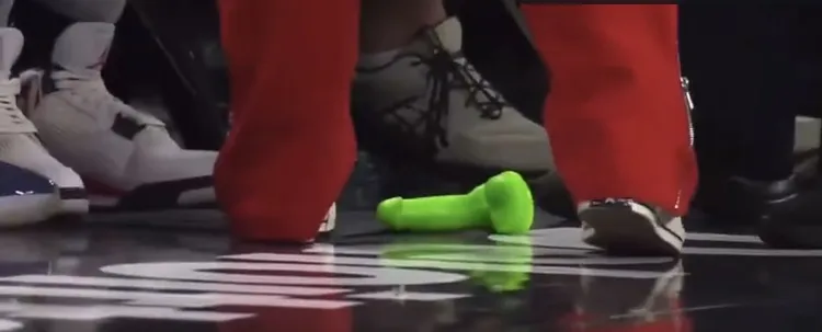 觀眾將情趣用品扔進場內，比賽被迫暫停。翻攝自X_@gambling911