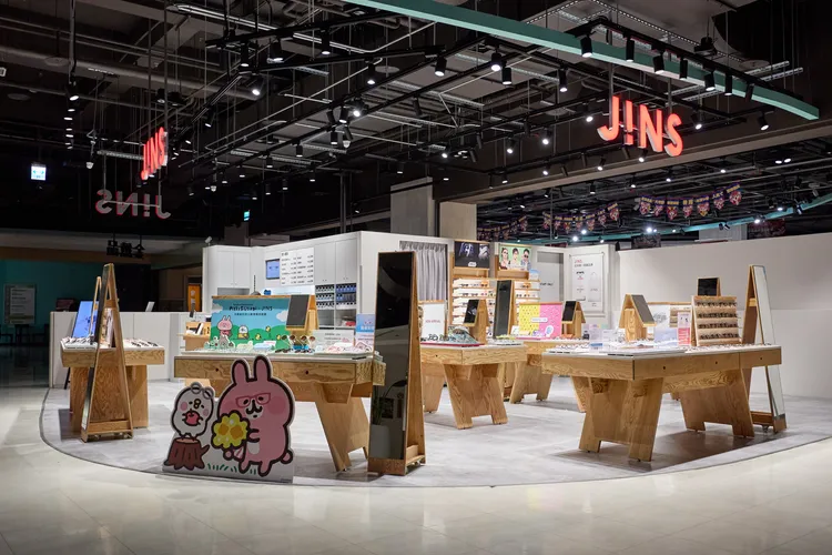 JINS水湳愛買店提供親子族群與年輕族群，於量販店逛街、休憩、配鏡，一站式完成