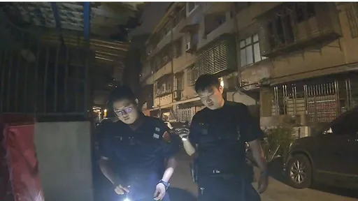 躲警察鑽進無尾巷 男子丟包難逃法眼