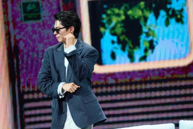 朴寶劍戴上墨鏡，重現《Bombastic》舞蹈。 Live Nation Taiwan提供