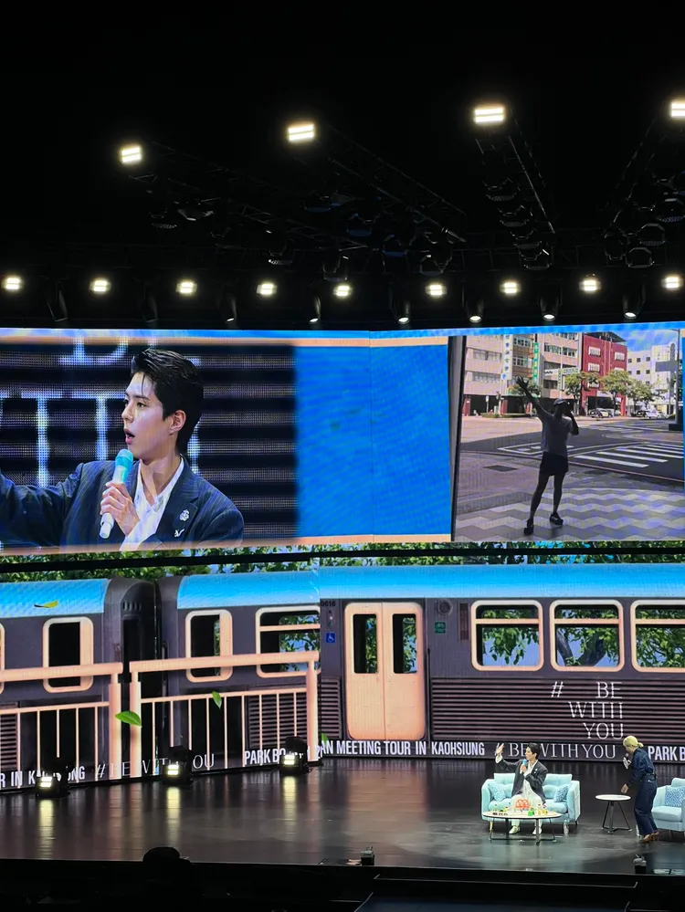 朴寶劍昨天演出前晨跑，在中正四路自拍。讀者提供