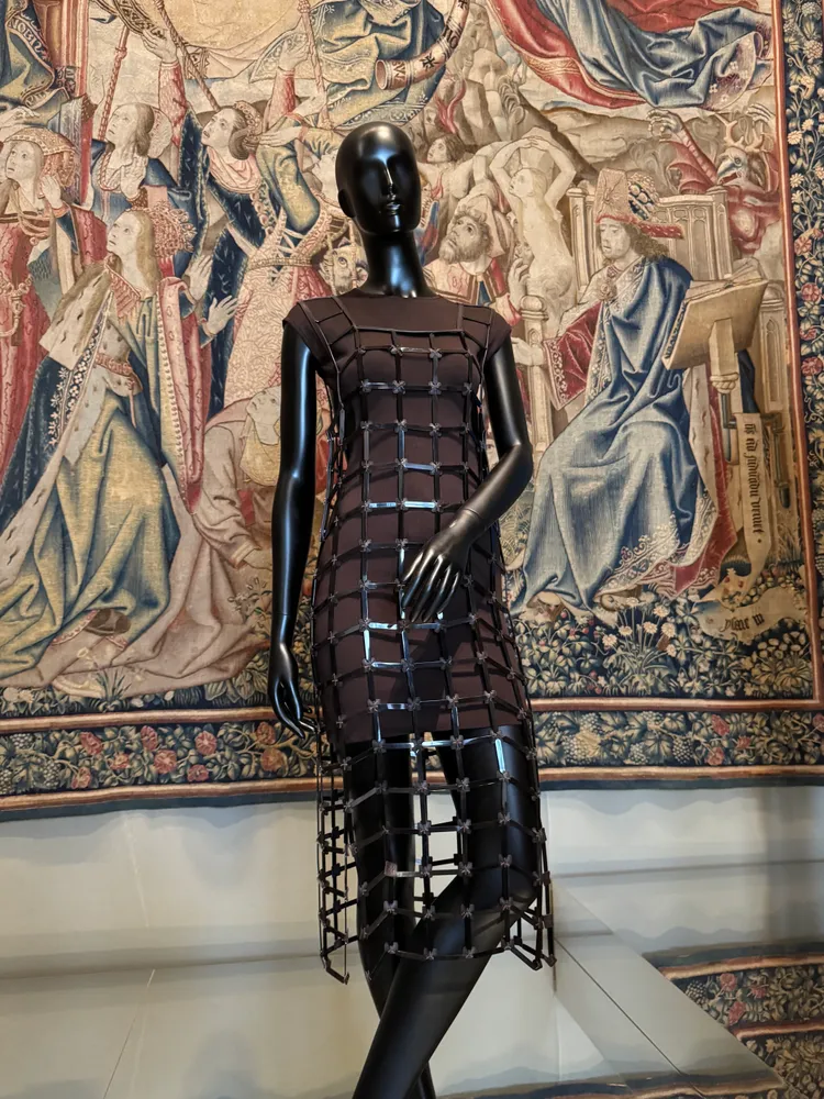 28.Hermès：以羊皮與角片編織成魚網般的裙裝，閃爍古希臘風韻，亦喚起中世紀與文藝復興的鎧甲意象。