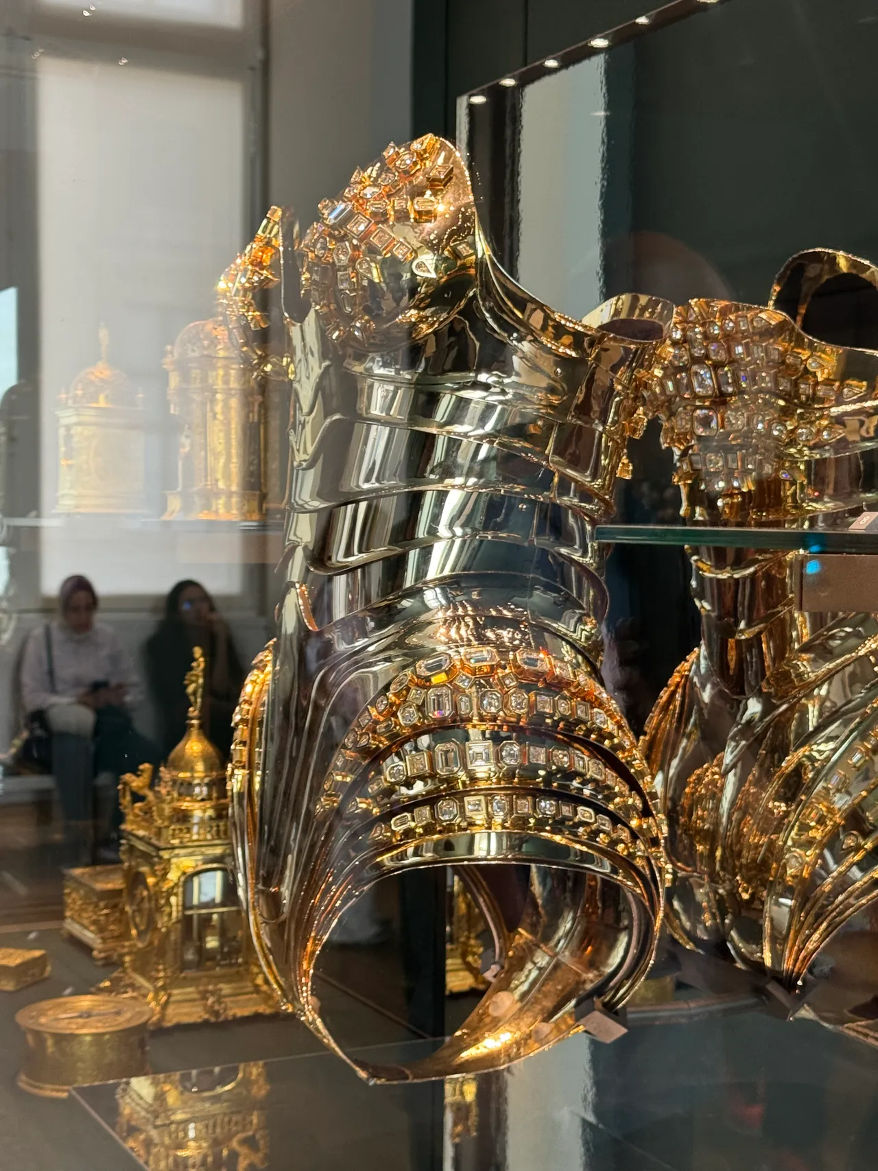 19. THIERRY MUGLER:1995 秋冬金色胸甲,Beyoncé 曾於〈Sweet Dreams〉MV 中穿著。