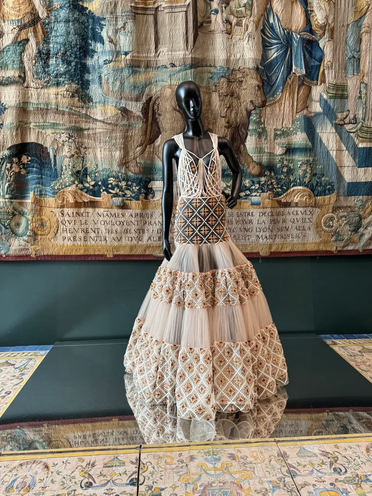 25. FENDI：2019-2020 年作品，以馬賽克印花薄紗呼應文藝復興宮殿地磚，亦向 Karl Lagerfeld 合作歲月致敬。