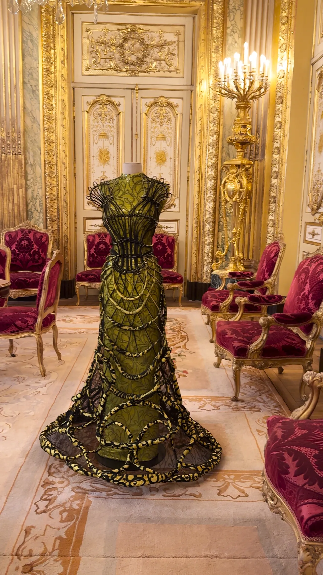 24. JEAN PAUL GAULTIER:將裙籠框架外顯,營造第二帝國時期的張揚奢華。