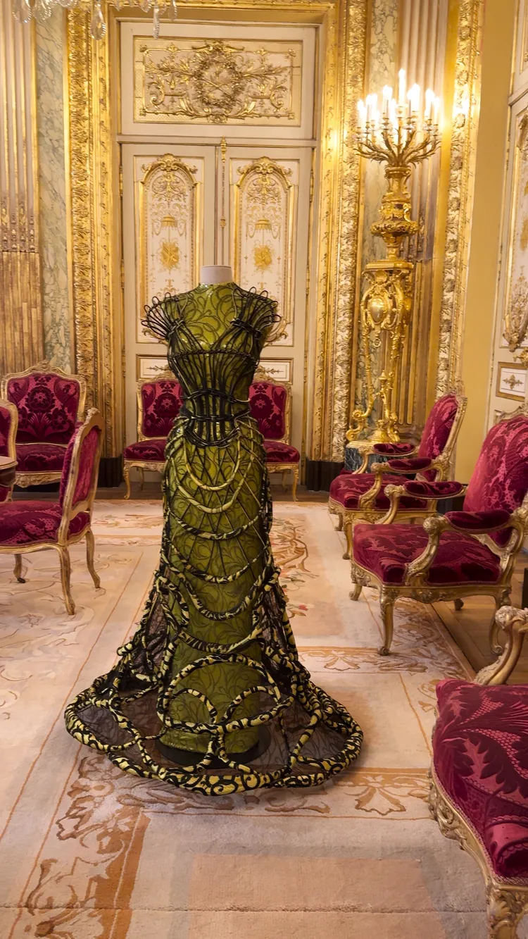 24. JEAN PAUL GAULTIER：將裙籠框架外顯，營造第二帝國時期的張揚奢華。