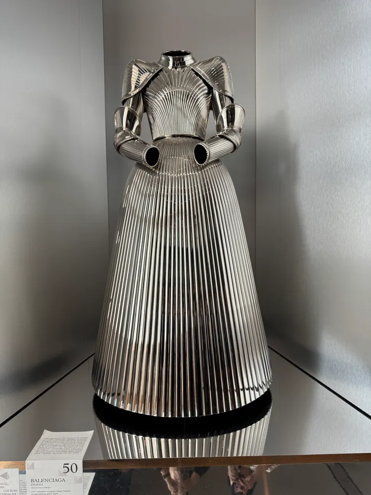 1. BALENCIAGA：這套 3D 列印禮服相當吸睛，內襯以絨布保護模特兒，被譽為「現代聖女貞德」的設計。