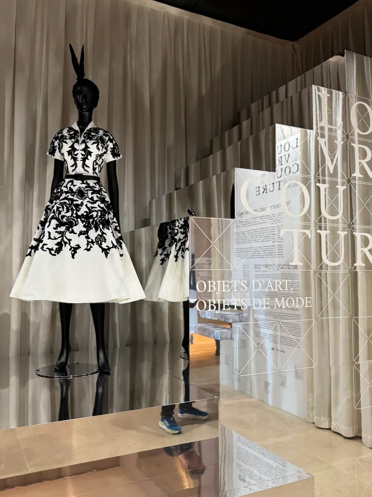 16. DIOR：1949 年春夏高訂 No.1，為展覽入口作品。