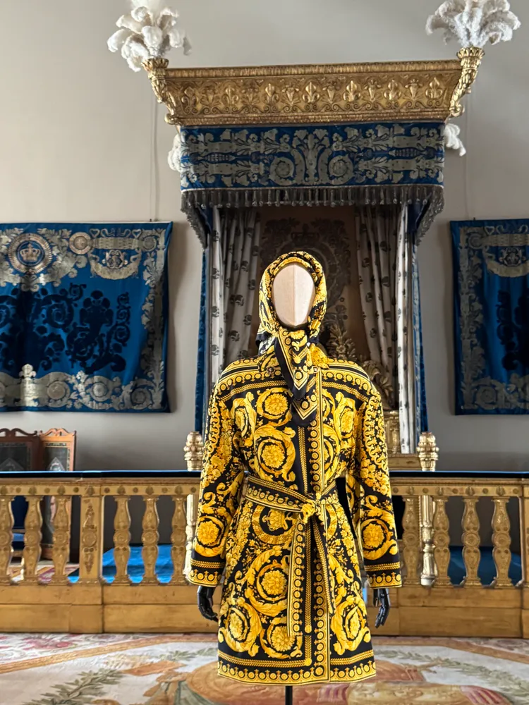 4. VERSACE：充滿品牌經典元素，與展間氛圍融為一體。