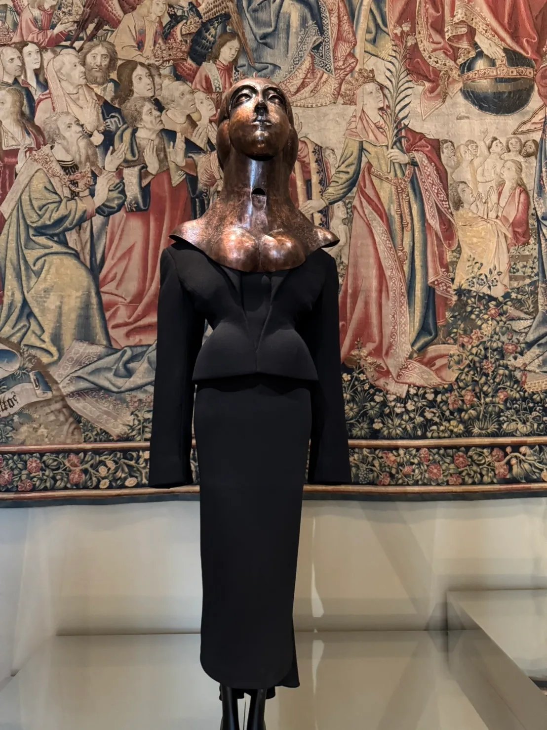 30. Schiaparelli:Daniel Roseberry 受 1932 年雕塑《Standing Woman》啟發,Schiaparelli 巨型頭像造型宛如中世紀聖物胸像,超現實又神秘。