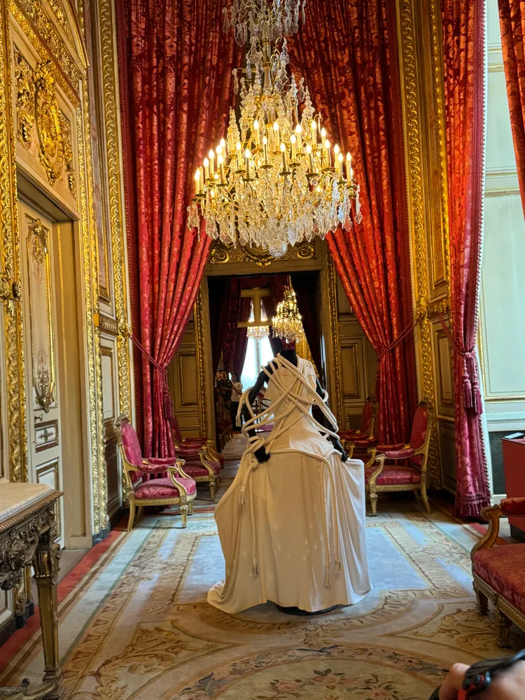 8. YOHJI YAMAMOTO：展間金碧輝煌，繩結設計與背後簾幕呼應。