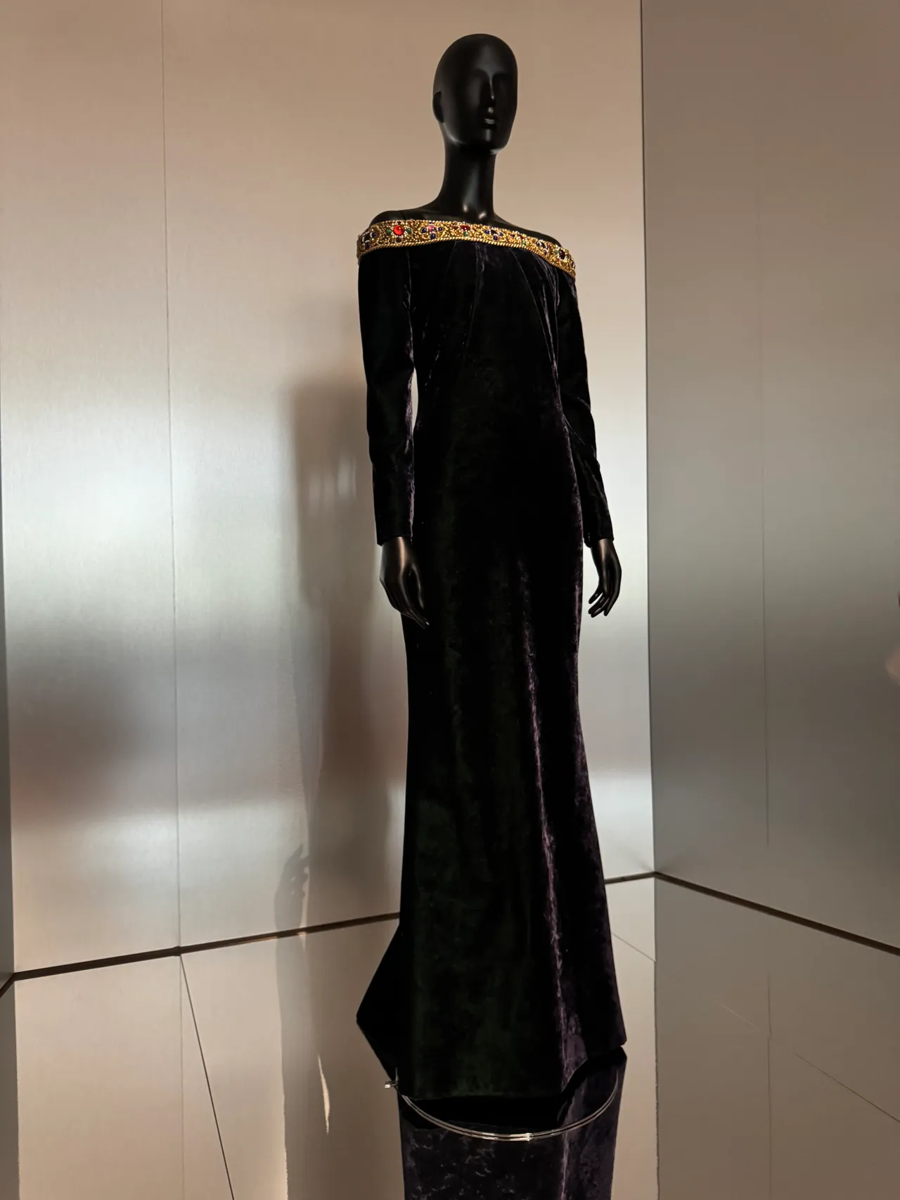 29 Yves Saint Laurent:1997-1998 秋冬高訂 ,YSL以金屬光澤與寶石刺繡描繪中世紀與文藝復興的裝飾語彙,展現他對珍稀藝術品的迷戀。
