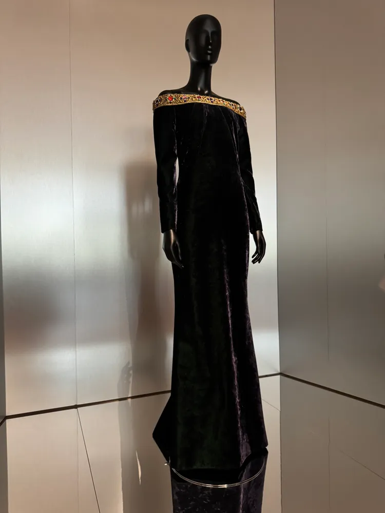 29 Yves Saint Laurent：1997-1998 秋冬高訂 ，YSL以金屬光澤與寶石刺繡描繪中世紀與文藝復興的裝飾語彙，展現他對珍稀藝術品的迷戀。