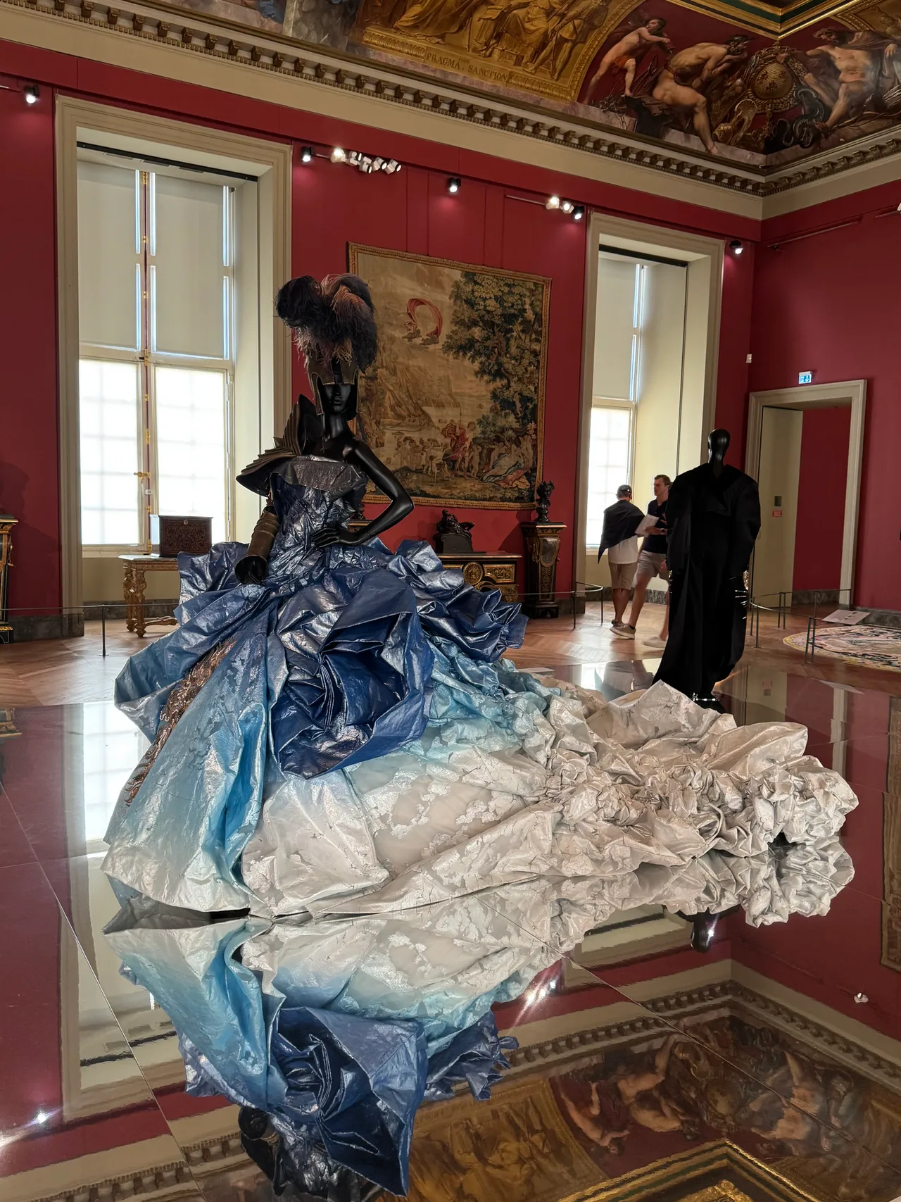 2. DIOR:Galliano以路易十四巴洛克氣派為靈感,將密涅瓦女神化為華麗戰士。