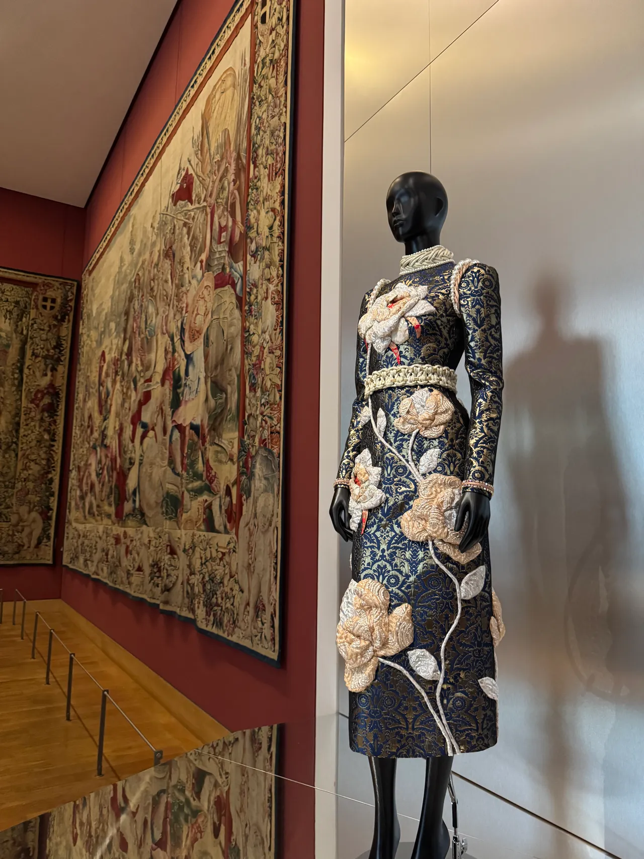 10. VIKTOR & ROLF:巧妙將壁毯花樣融入設計。