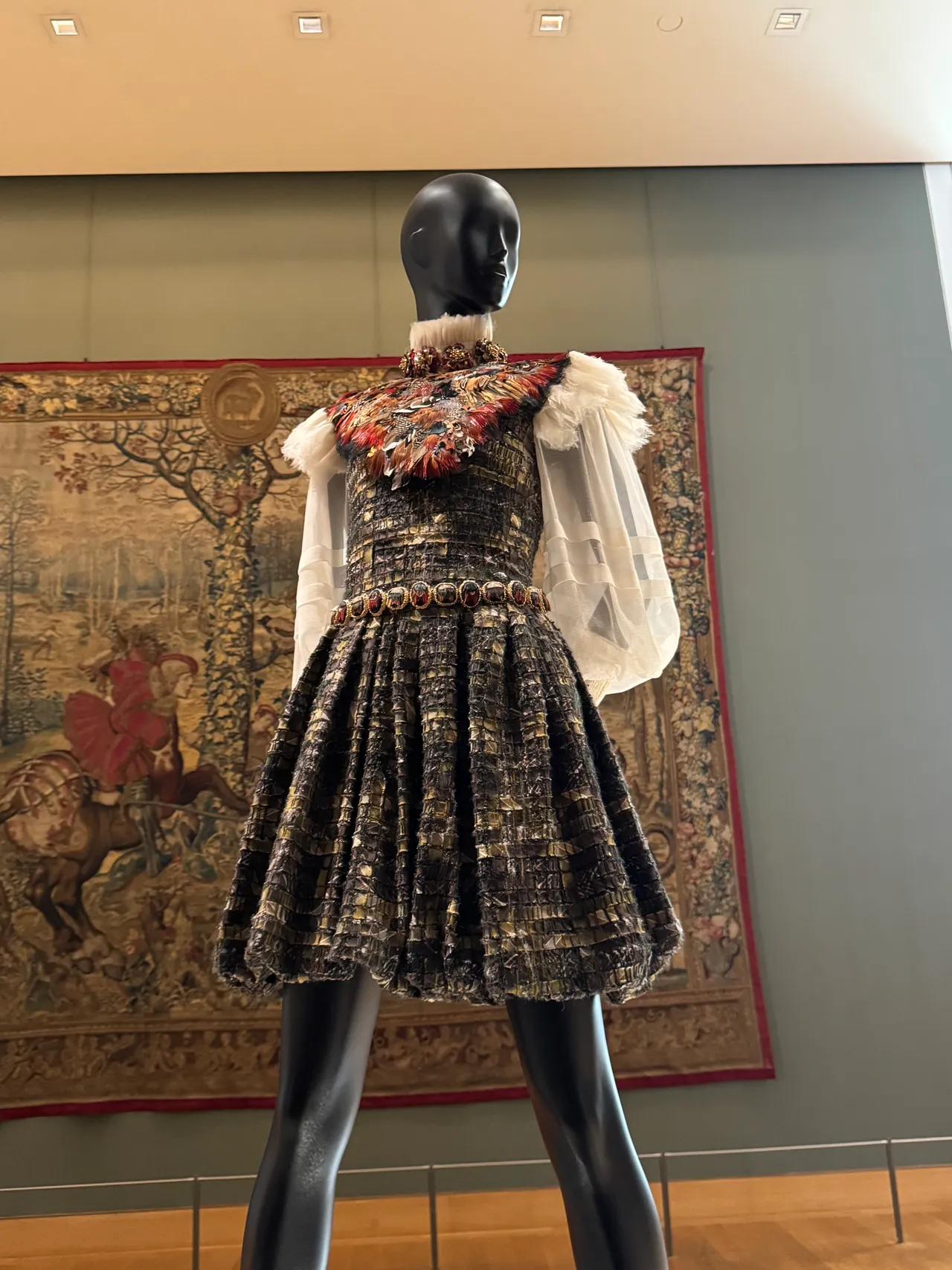 3. CHANEL:這套作品與羅浮宮壁毯相映成趣,出自 Karl Lagerfeld 2012-2013 系列。