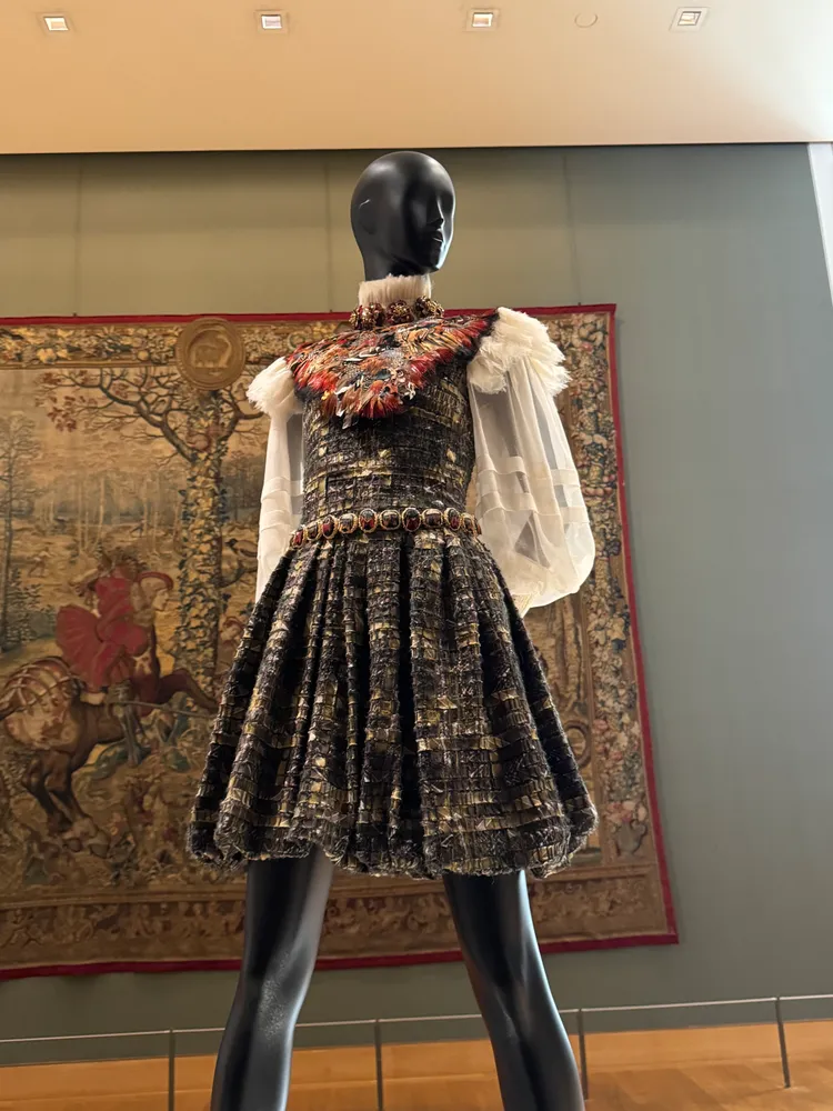 3. CHANEL：這套作品與羅浮宮壁毯相映成趣，出自 Karl Lagerfeld 2012-2013 系列。