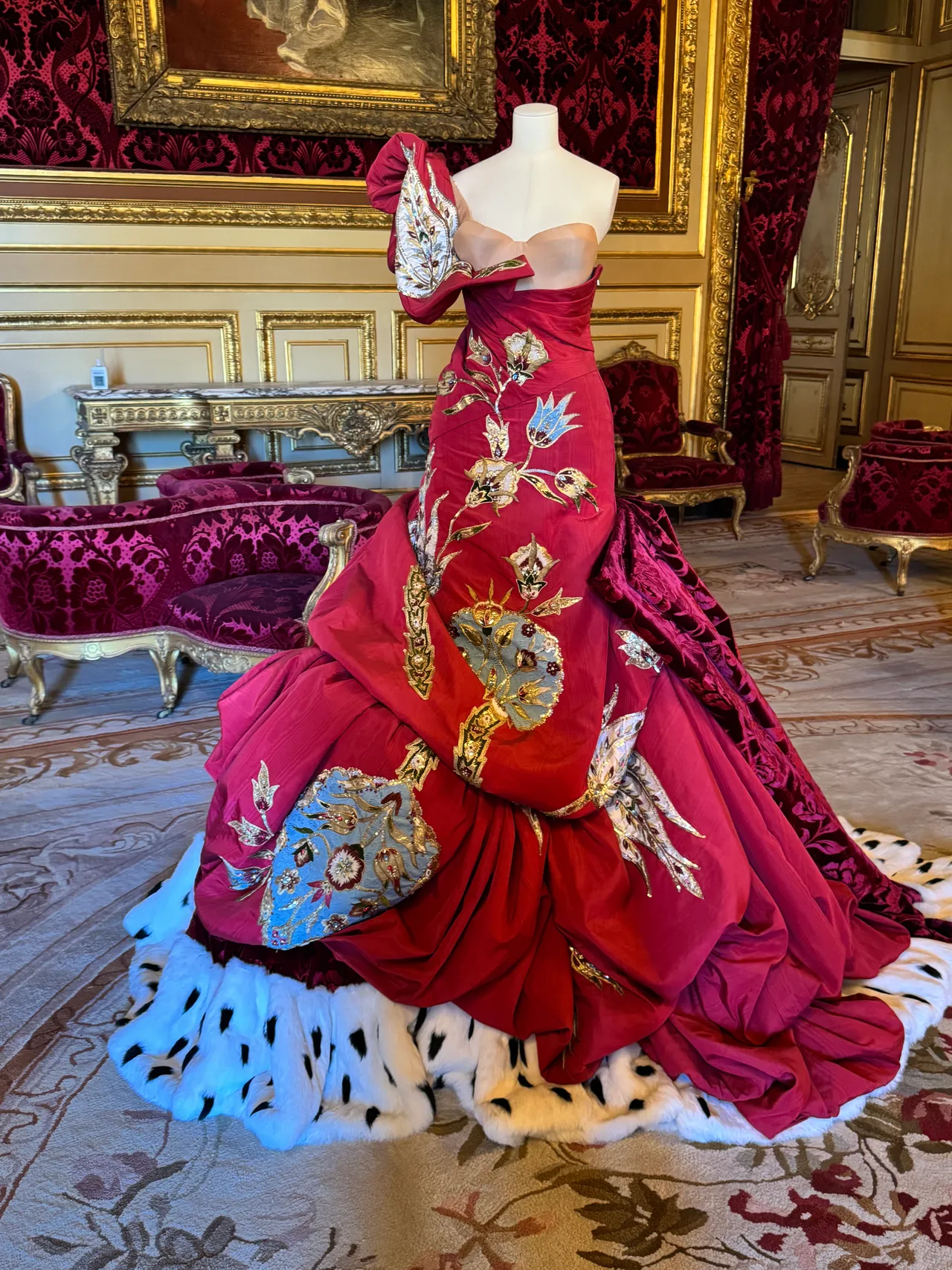 12. DIOR:2005 年 John Galliano 的作品,皇家氣派十足,出鏡率極高。