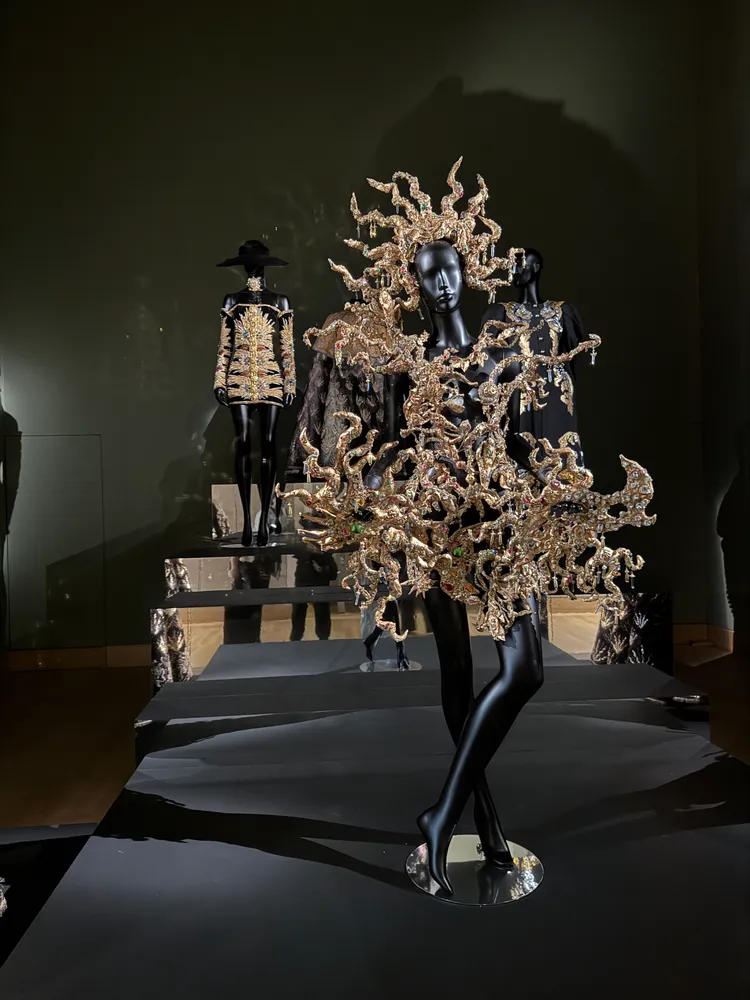 15. SCHIAPARELLI：2022 春夏系列，以 17 世紀風格為靈感，結合金屬結構、皮革浮雕與古董珠寶。