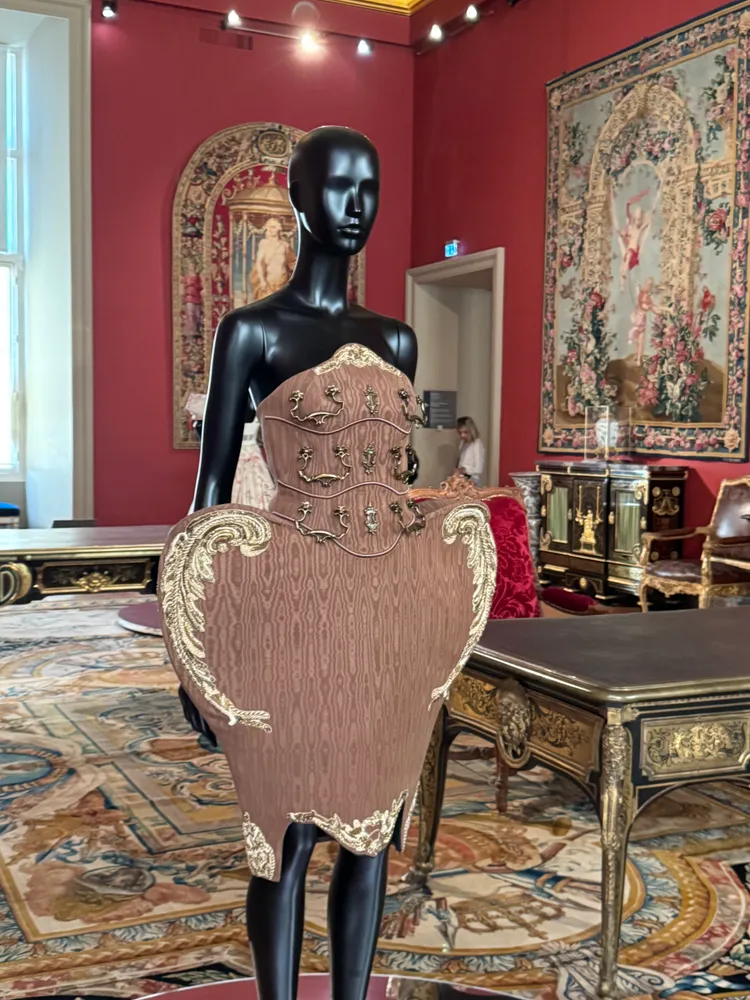 14. MOSCHINO：禮服擬態為洛可可風木製傢俱，充滿趣味。
