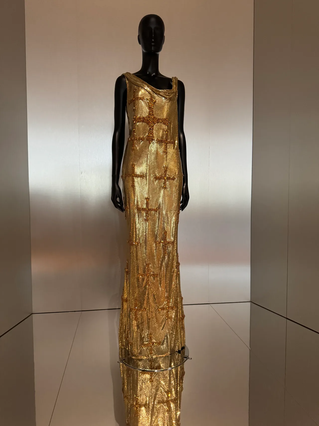 9. VERSACE:十字架刺繡禮服,取材自拜占庭藝術,靈感來自 1997 年大都會博物館「Glory of Byzantium」展覽。