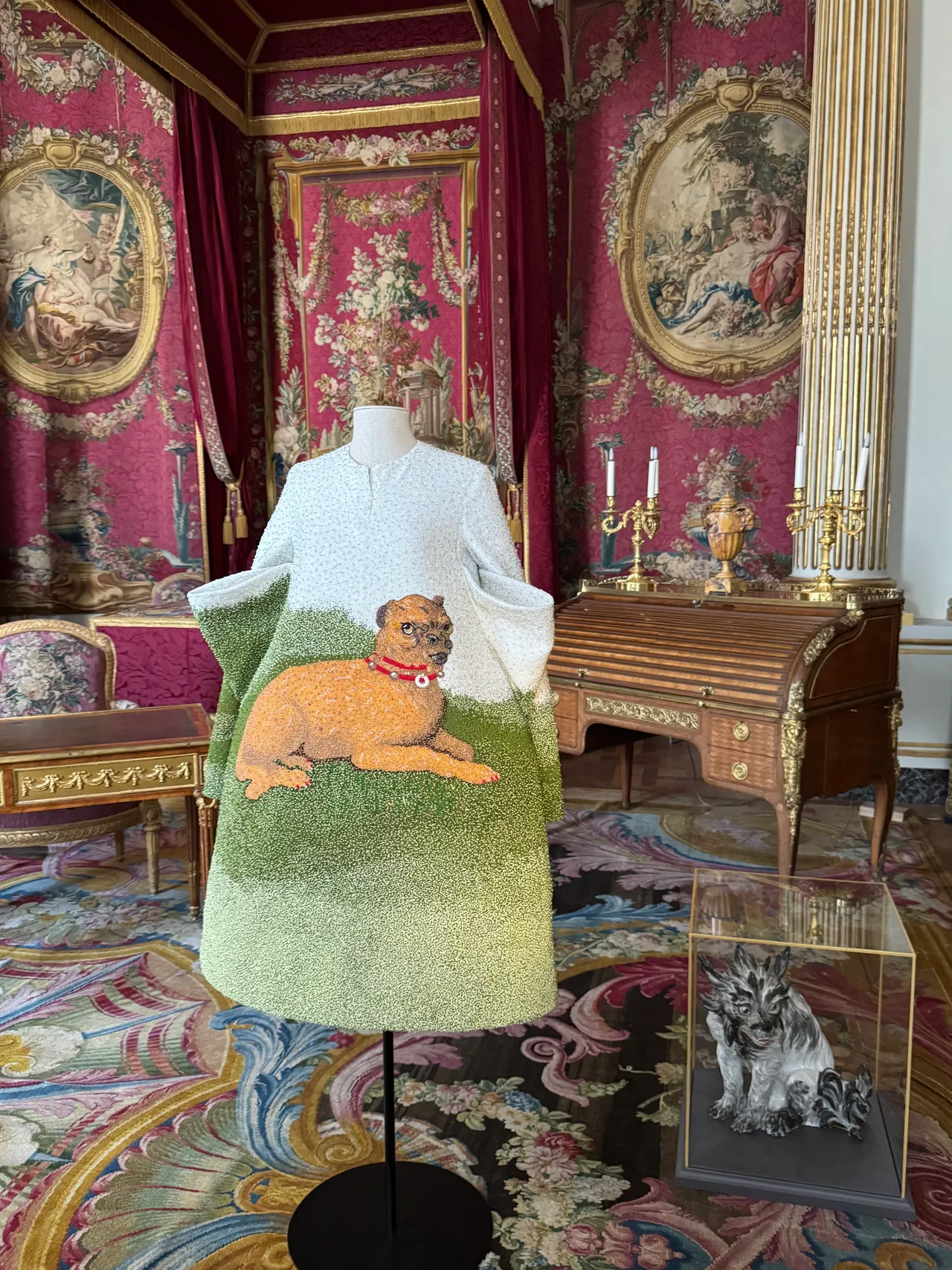 7. LOEWE:鬥牛犬與一旁的瓷狗相伴,呼應歐洲裝飾藝術中寵物常見的地位。