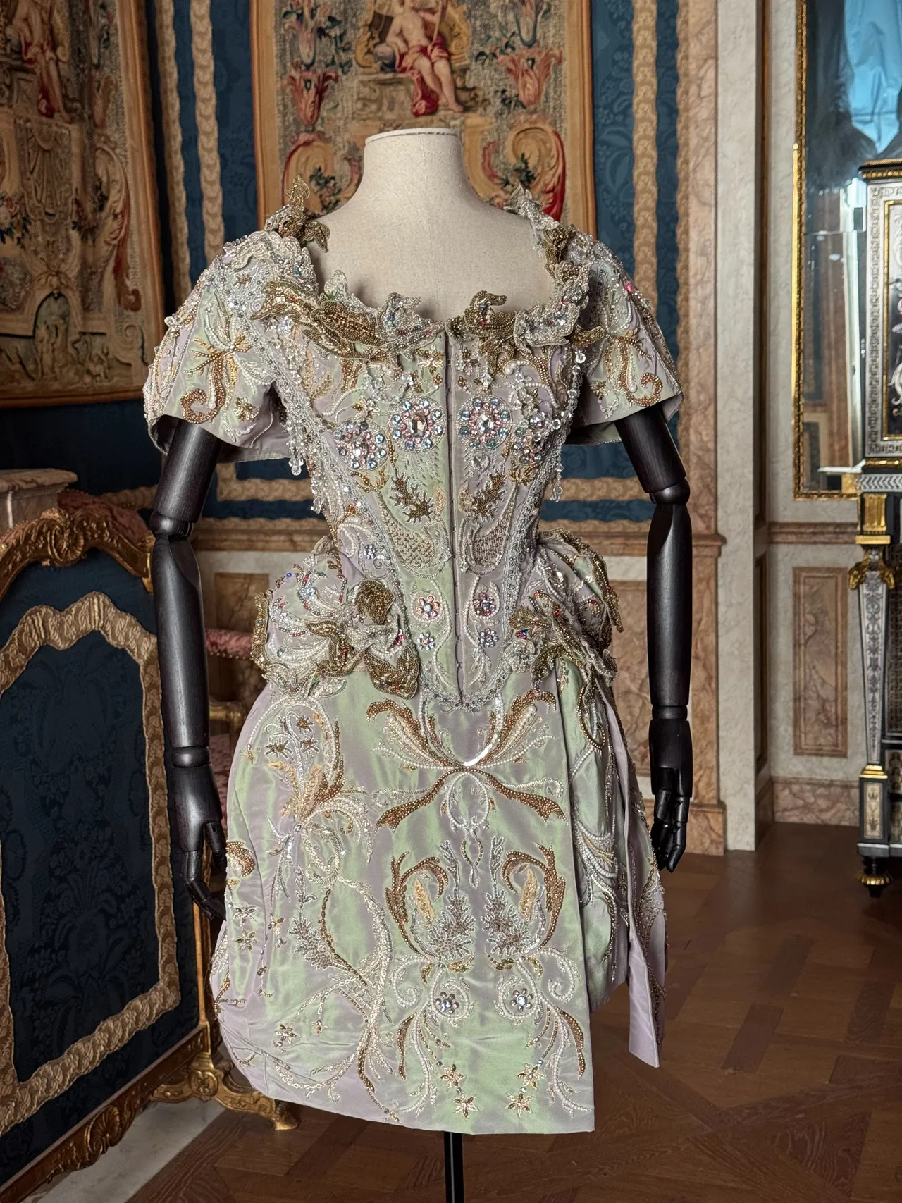 22.Vivienne Westwood:Vivienne Westwood將18世紀的華美元素融入設計,運用絲綢刺繡玻璃珠布料,並注入一抹華麗搖滾氣息