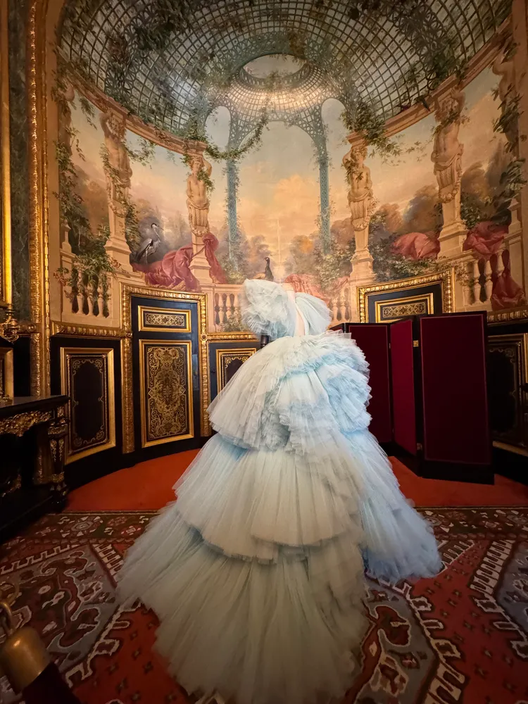 17. GIAMBATTISTA VALLI：浪漫禮服以超過 600 公尺薄紗製成，與天花板設計相呼應。