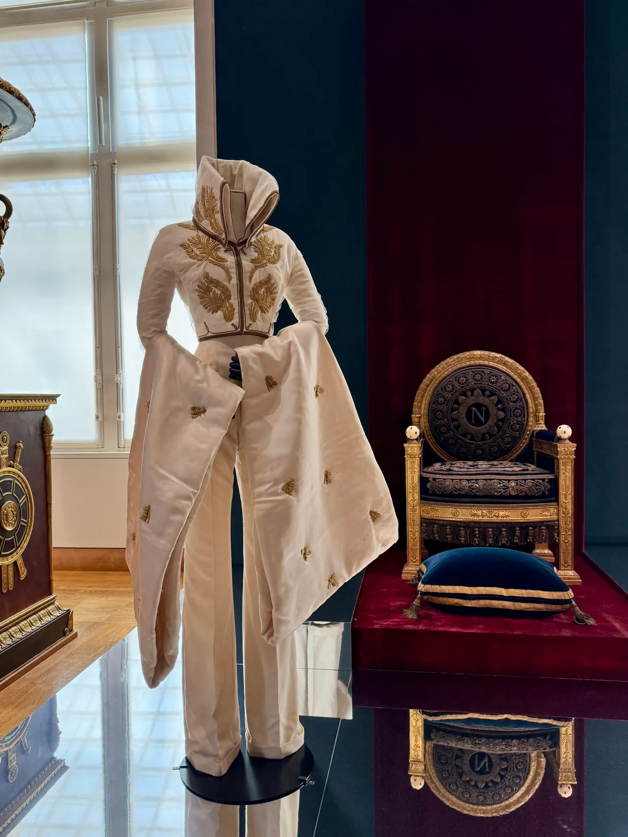 23. GIVENCHY:McQueen 為品牌操刀的第一個系列,以拿破崙加冕為靈感,展現軍裝威嚴與帝國華麗。