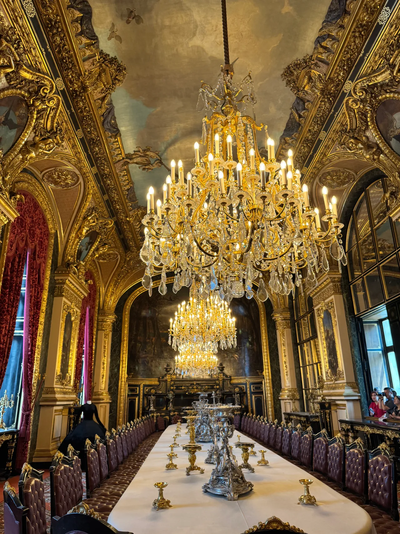 26. BALENCIAGA:金碧輝煌的宴會廳中,呈現極致素雅的黑色禮服。