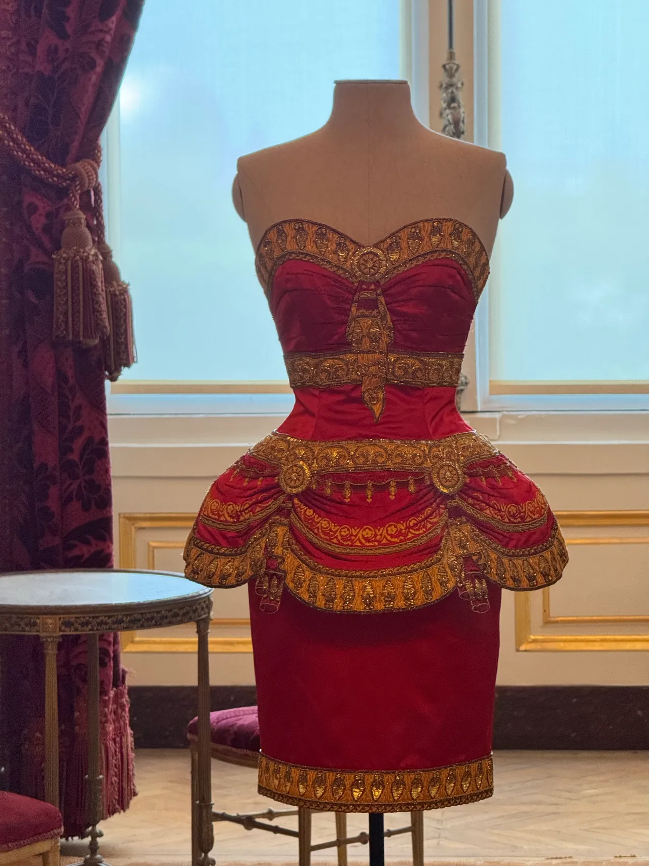 20. CHANEL:1987 年 Karl Lagerfeld 作品,以紅與金呼應 19 世紀劇院氛圍。